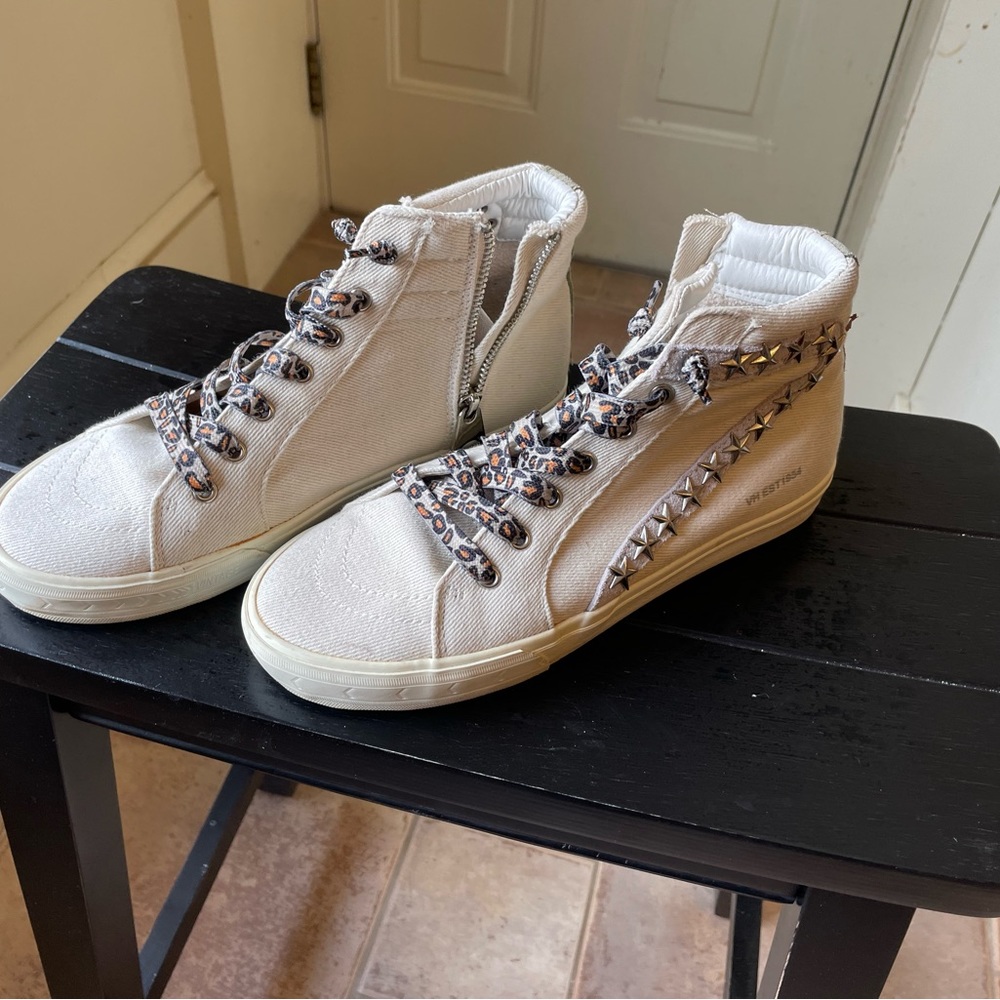 Havainas size 8 hi top studded fashion sneaker